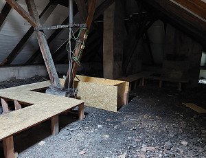 Zateplení stropu bytového domu pomocí foukané izolace